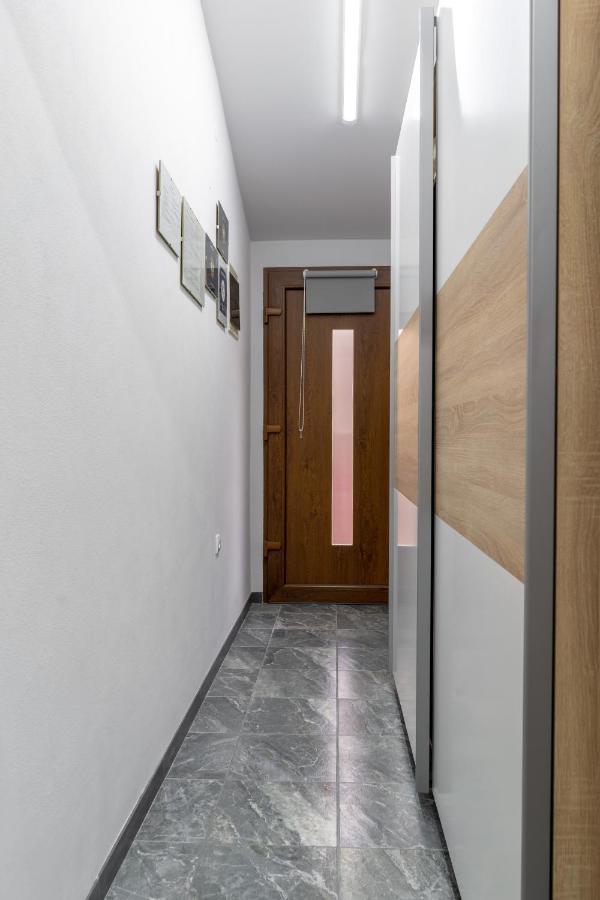 Apartman Studio Erin Ровин Екстериор снимка